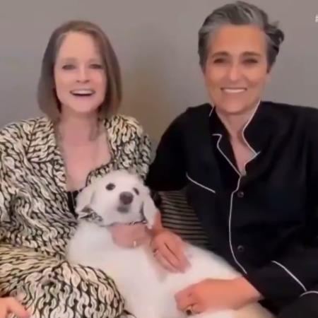 Jodie Foster e a mulher, Alexandra Hedison: de pijamas no Globo de Ouro - Reprodução/TNT