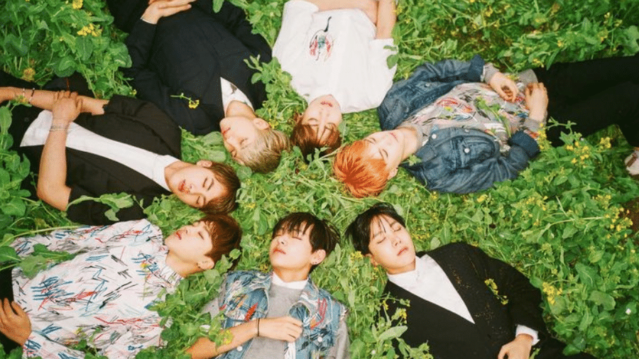 BTS em foto promocional de 'The most beautiful moment in life part 1'