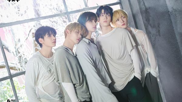 TXT em foto promocional do nono miniálbum do grupo