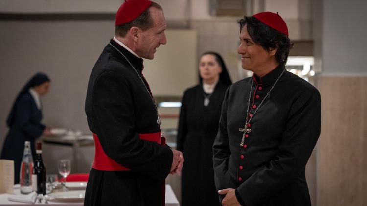 Ralph Fiennes (Cardeal Lawrence) e Carlos Diehz (Cardeal Benitez) em cena de "Conclave"