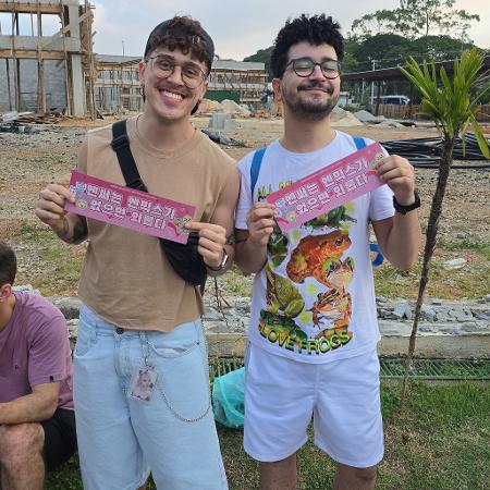 Caio Oliveira, 29 e Gustavo Pontes, 26 adoram os girl groups da JYP, empresa do NMIXX Caio Oliveira, 29 e Gustavo Pontes, 26 adoram os girl groups da JYP, empresa do NMIXX