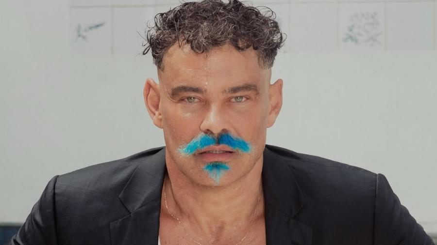 Carmo Dalla Vecchia tingiu de azul a barba e o bigode - Brunno Rangel/Instagram