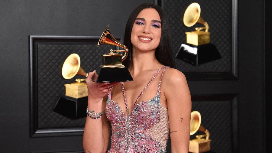Dua Lipa mostra seu Grammy de melhor álbum pop em 2021; cerimônia de 2022 foi remarcada para abril - Kevin Mazur/Getty Images for The Recording Academy