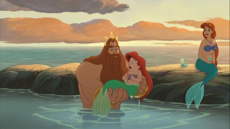 O Rei Tritão, Ariel (criança) e a Rainha Athena em A Pequena Sereia: A História de Ariel (2008)