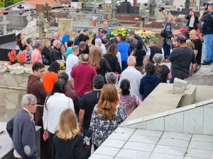 Com fila de fãs e oração, corpo de Cid Moreira é enterrado em São Paulo