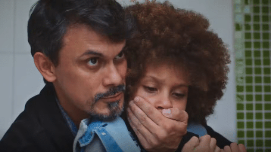 Pudim (Antonio Caramelo) é sequestrado por Odair (Emanoel Thompson) em "Família É Tudo" - Reprodução/Globo