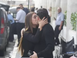 Após reatar namoro, Nicole Bahls beija muito empresário no Rio