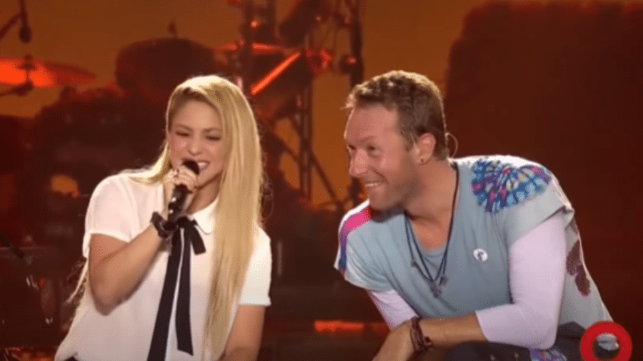 Shakira já se apresentou ao lado do Coldplay e contou que o vocalista, Chris Martin, é seu amigo de longa data Shakira já se apresentou ao lado do Coldplay e contou que o vocalista, Chris Martin, é seu amigo de longa data