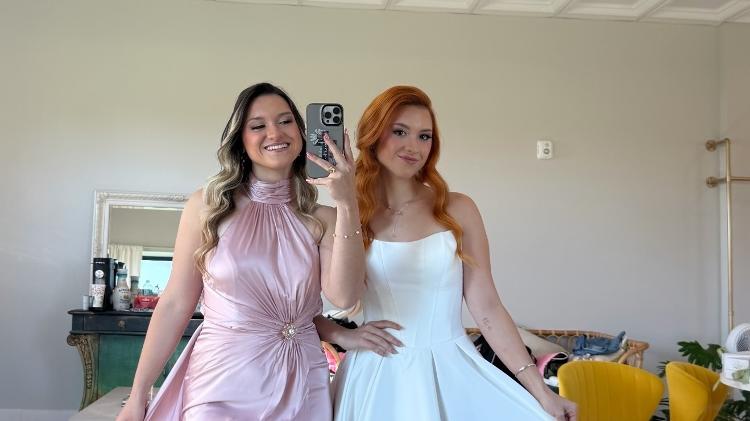 Sofia com sua irmã gêmea Marina, antes do casamento Sofia com sua irmã gêmea Marina, antes do casamento