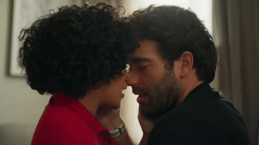 Maria de Fátima (Bella Campos) e Afonso (Humberto Carrão) em "Vale Tudo" - Reprodução/Globo