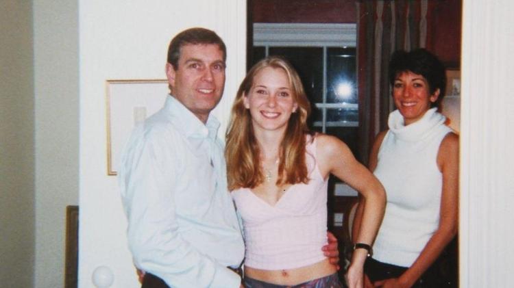 Virginia Giuffre (centro) apresentou foto como prova de que havia conhecido o príncipe Andrew (esq.) por meio de Ghislaine Maxwell (dir.) e Epstein