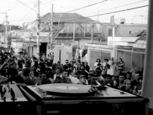 Camilo Rocha refaz caminho da música eletrônica em SP em 'Bate-Estaca'