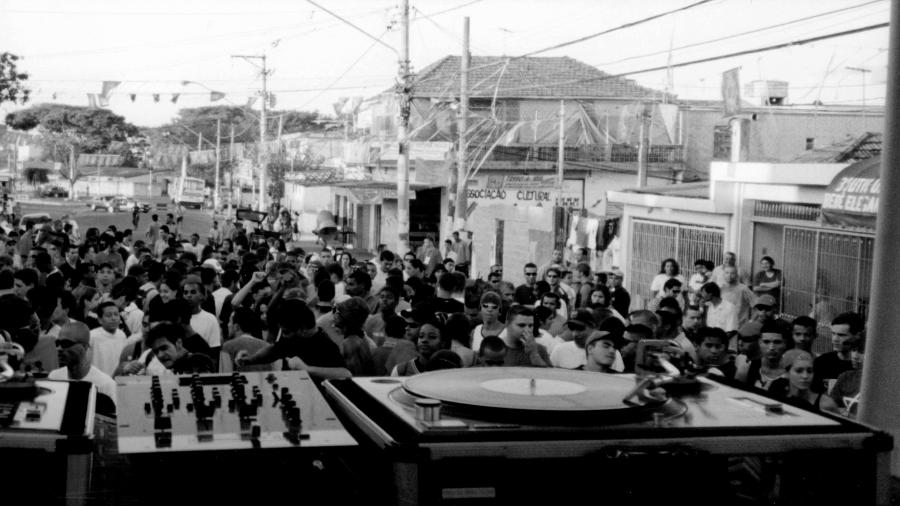 Livro "Bate-Estaca - Como DJs, Drag Queens e Clubbers Salvaram a Noite de São Paulo", de Camilo Rocha, conta história da música eletrônica em SP - Divulgação