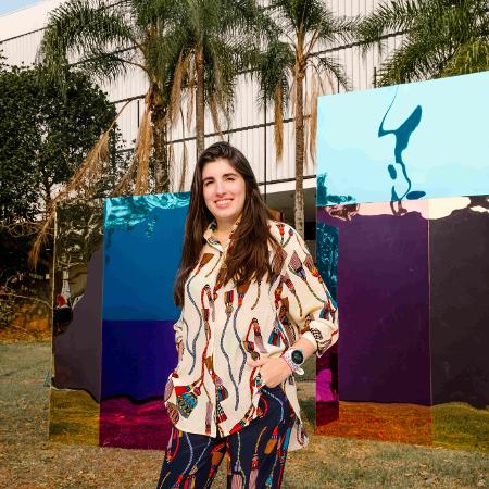 Flávia Junqueira em frente a obra em exposição do Parque Ibirapuera