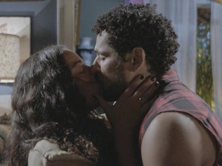 Cacá (Pri Helena) e Chico (Amaury Lorenzo)  em "Volta por Cima" - Divulgação/Globo