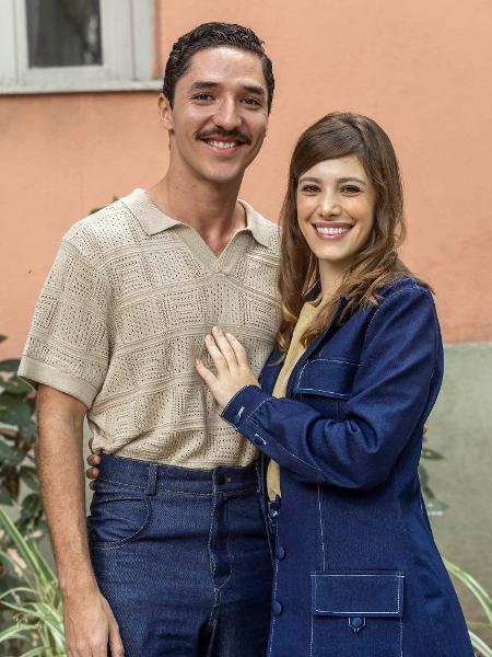 Ronaldo (João Vitor Silva) e Camila (Caroline Dallarosa) em 'Garota do Momento' Ronaldo (João Vitor Silva) e Camila (Caroline Dallarosa) em 'Garota do Momento'