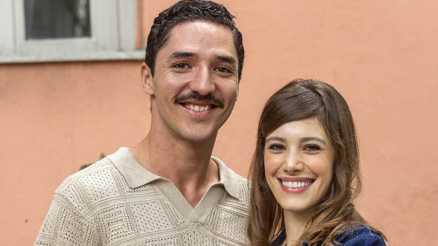 Ronaldo (João Vitor Silva) e Camila (Caroline Dallarosa) em 'Garota do Momento' Ronaldo (João Vitor Silva) e Camila (Caroline Dallarosa) em 'Garota do Momento'