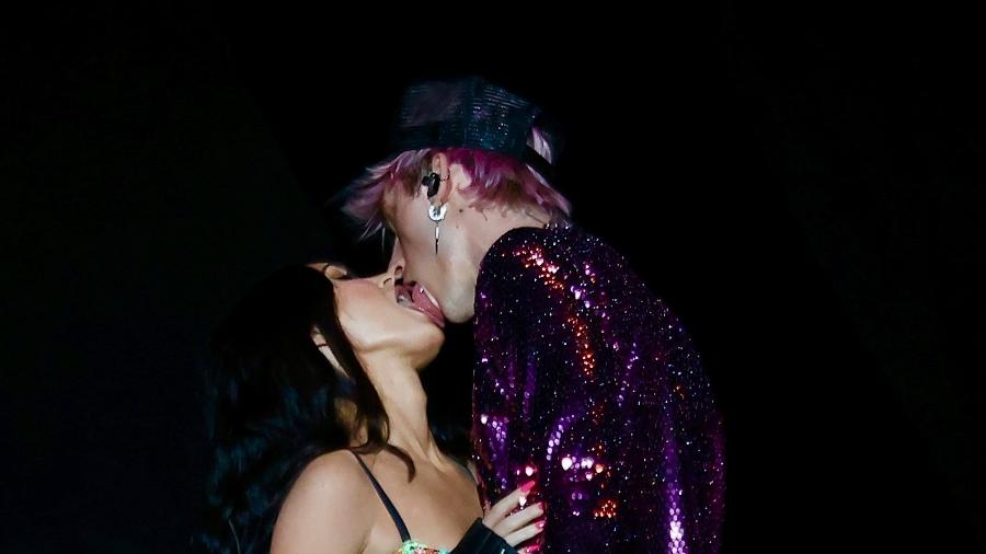 Megan Fox Machine Gun Kelly se beijaram em palco - Brazil News