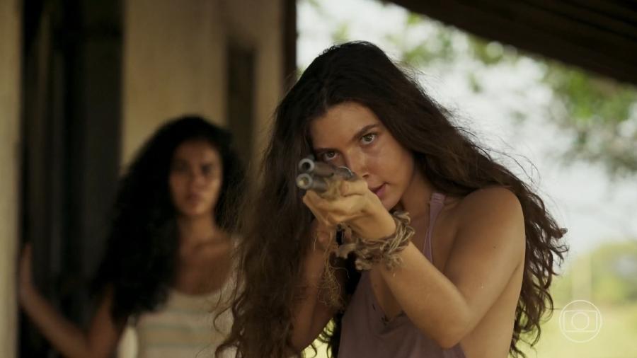 Juma Marruá (Alanis Guillen) aponta arma para Jove (Jesuíta Barbosa) em "Pantanal" - Reprodução/TV Globo