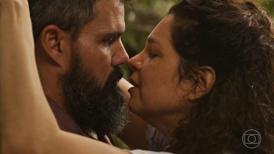 Maria Bruaca (Isabel Teixeira) e Alcides (Juliano Cazarré) em "Pantanal" - Reprodução/TV Globo