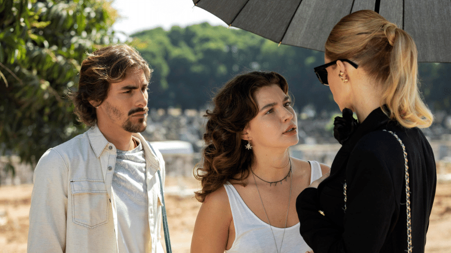 Cristiano (Bruno Montaleone), Michele (Alanis Guillen) e Ísis (Mariana Ximenes) em 'Mania de Você'