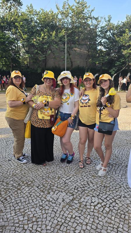 Três gerações de fãs de Jun-ho: Maria Lúcia, Luciene, Dríade, Bianca e Bruna Três gerações de fãs de Jun-ho: Maria Lúcia, Luciene, Dríade, Bianca e Bruna