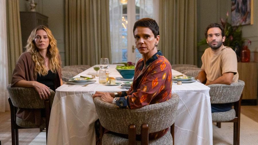 Heleninha (Paolla Oliveira), Celina (Malu Galli) e Afonso (Humberto Carrão) em 'Vale Tudo'