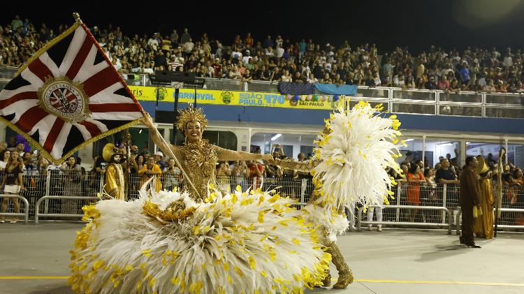 Casal de mestre-sala e porta-bandeira da Independente na primeira noite de carnaval no sambódromo do Anhembi