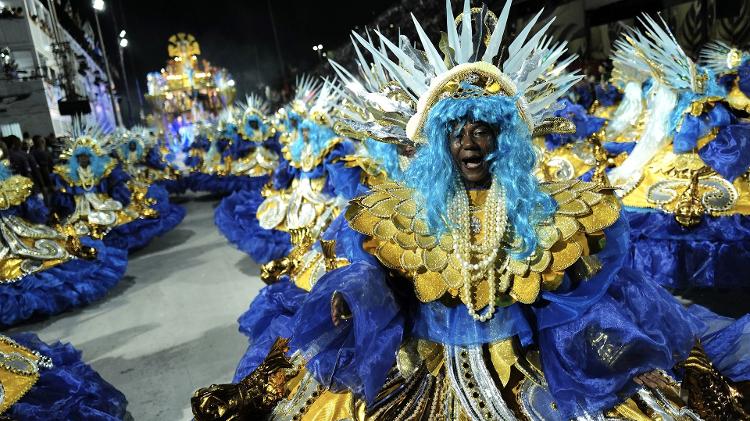 As baianas representam as águas da Guanabara recebendo João Cândido