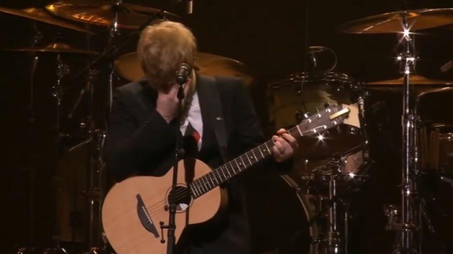 Ed Sheeran cantando "Visiting Hours" no funeral do empresário Michael Gudinski - Reprodução/YouTube