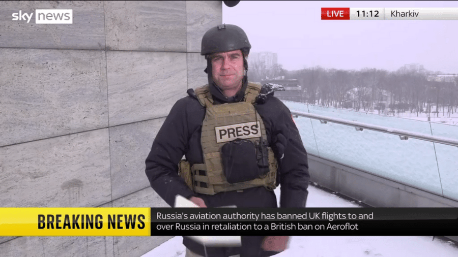 Transmissão do canal britânico Sky News foi interrompida com o barulho das explosões em Kharviv - Reprodução/Sky News