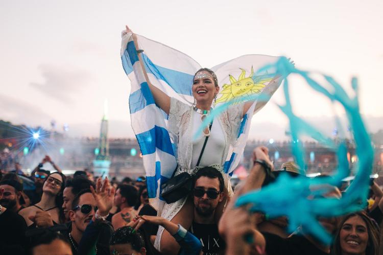 Pessoas curtem o Tomorrowland Brasil com fantasias e ostentando bandeiras