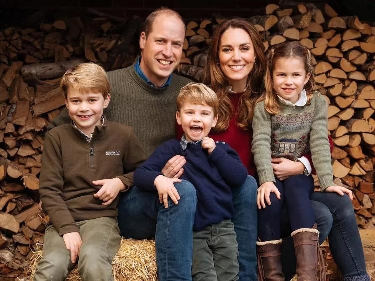 Príncipe William e Kate Middleton ao lado dos filhos Príncipe William e Kate Middleton ao lado dos filhos