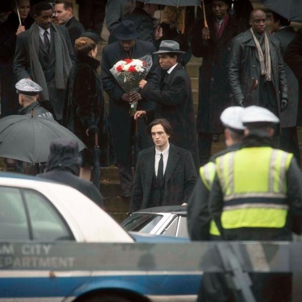Robert Pattinson é fotografado em Liverpool, na Inglaterra, caracterizado como Bruce Wayne durante as filmagens de 'Batman'