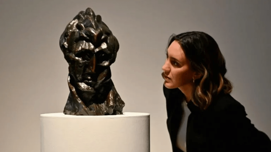Escultura de Pablo Picasso, "Cabeça de mulher" em exibição na Christie"s de Nova York - AFP/Angela Weiss