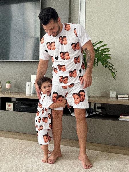 Murilo Huff e o filho, Léo, combinam pijama