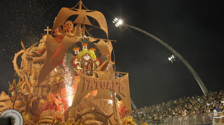Carro abre-alas da Acadêmicos do Tatuapé na primeira noite de carnaval no sambódromo do Anhembi