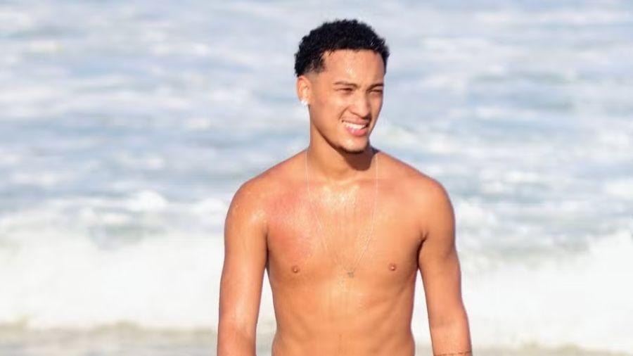 Nicollas Paixão, 21, dá mergulho em praia no Rio de Janeiro