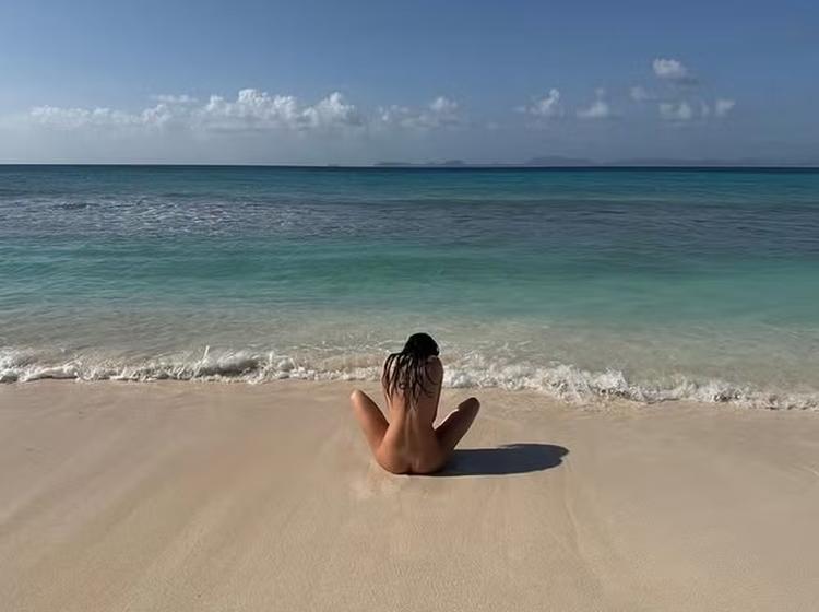 Kendall Jenner aparece nua na areia em álbum de fotos
