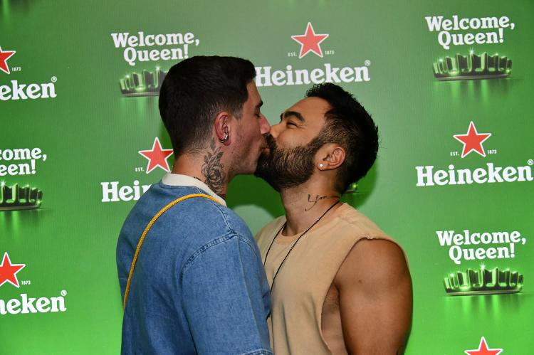 Os pombinhos Rafael Piccin e Mauro Souza se beijam antes do show de Madonna