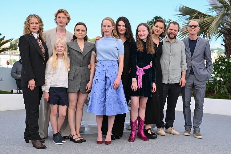 Cannes 2025: Mascha Schilinski com parte do elenco de "Sound of Falling" Cannes 2025: Mascha Schilinski com parte do elenco de "Sound of Falling"