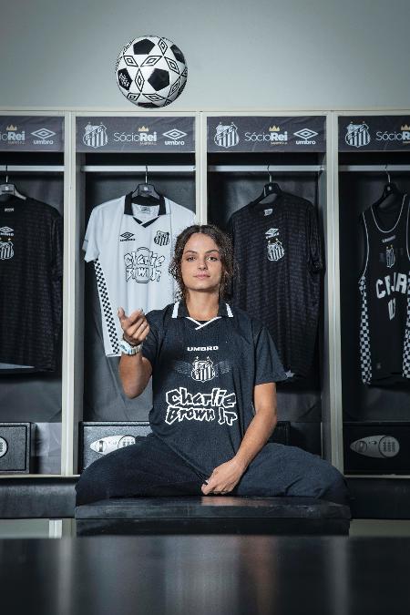 A linha de produtos do Charlie Brown Jr. com a Umbro e o Santos Futebol Clube é um das parcerias questionadas por Graziela no processo