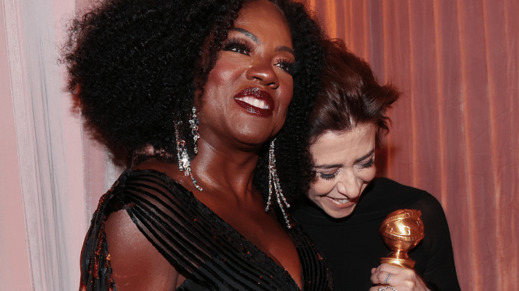 Viola Davis e Fernanda Torres posaram juntas nos bastidores do Globo de Ouro