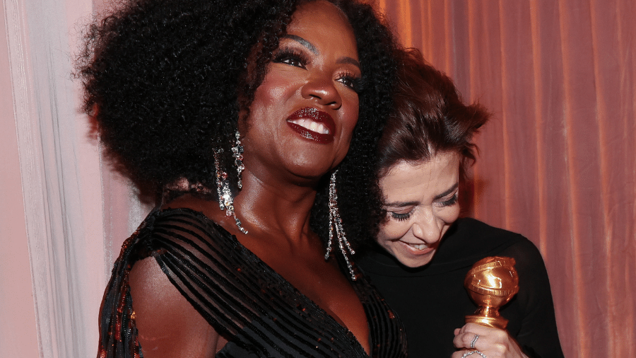 Viola Davis e Fernanda Torres posam juntas nos bastidores do Globo de Ouro