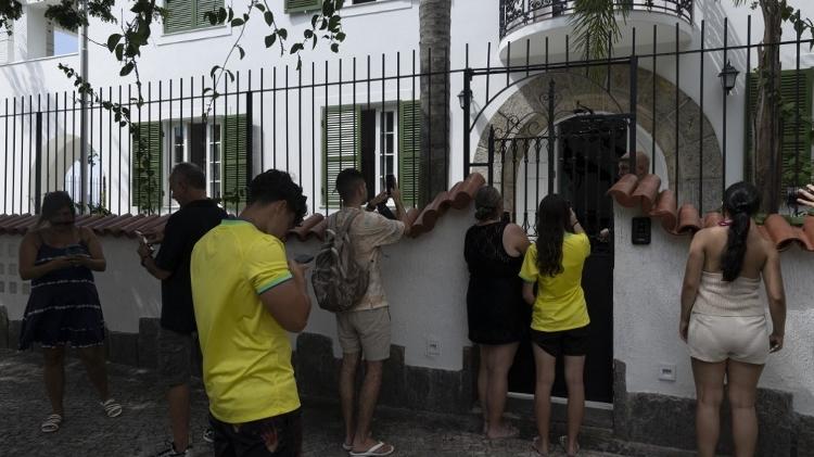 Pessoas se reúnem em frente à casa onde o filme "Ainda Estou Aqui" foi filmado, no Rio de Janeiro