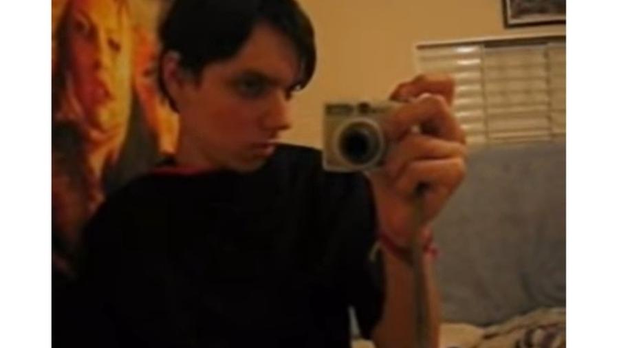 Guilherme Zaiden como o "Bonequinho de Porcelana" em vídeo publicado no YouTube em 2006 - Reprodução/YouTube