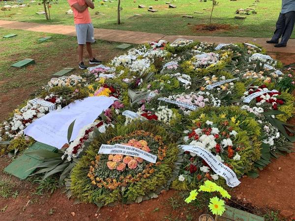 Túmulo de Marília Mendonça é coberto de flores e homenagens - Lucas Pasin