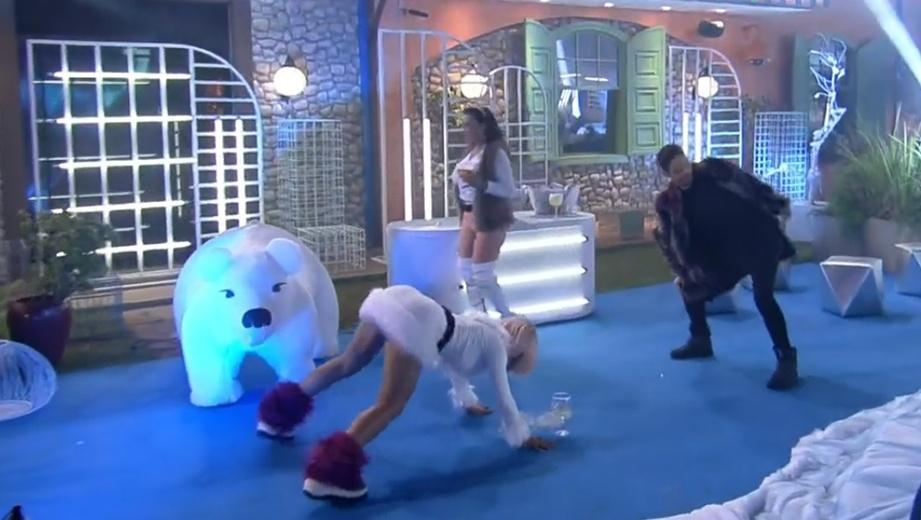 A Fazenda 2021: Aline e Rico dançando no chão - Reprodução/Playplus