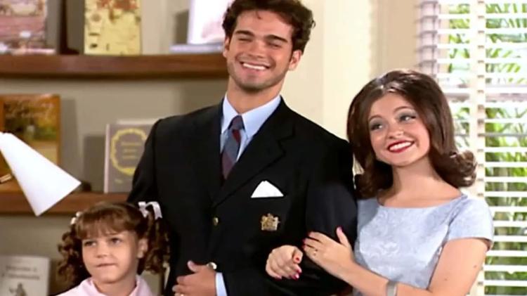 Felipe (Sidney Sampaio) e Mirella (Cecília Dassi) com a filha do casal em 'Alma Gêmea'