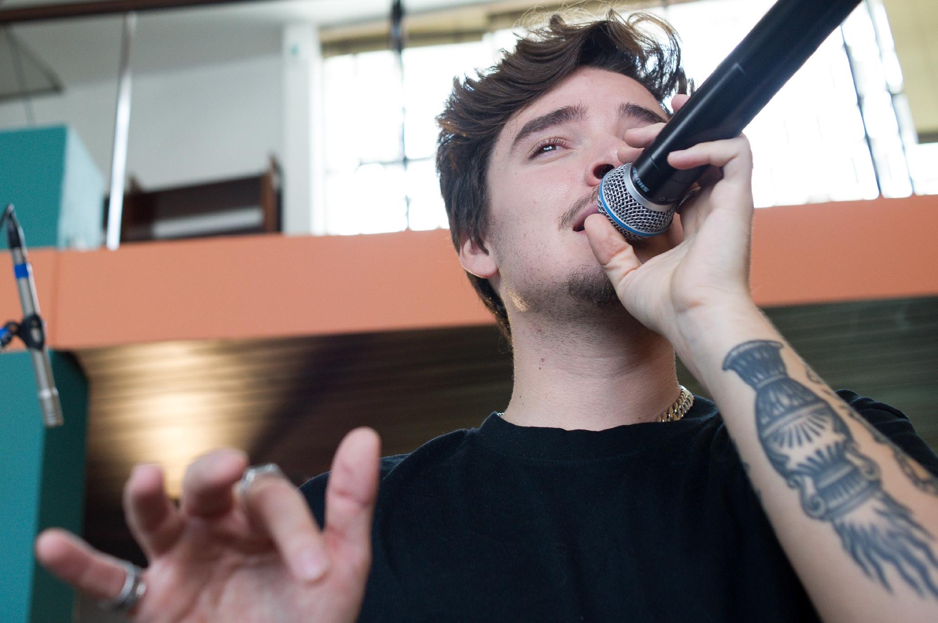 João Figueiredo 'Sai da Caixa' e solta a voz ao lado de Luiza Possi - Reinaldo Canato/UOL